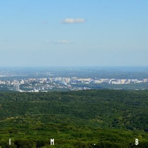 Zľava Mlynská dolina, centrum mesta a Petržalka, v diaľke Podunajská nížina preťatá Dunajom a zdržou Hrušov