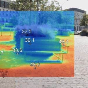 Lavičky na Hlavnom námestí (hore) a v Sade Janka Kráľa (dole), v tieni stromu v porovnaní s lavičkou a dlažbou na priamom slnku. Zdroj: Prírodovedecká fakulta UK v Bratislave, MIB